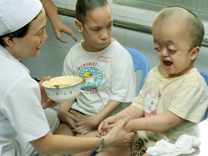 ສຳນັກຂ່າວສານຫວຽດນາມ ມອບຂອງຂວັນໃຫ້ແກ່ຜູ້ປະສົບເຄາະຮ້າຍຈາກທາດພິດສີສົ້ມດີໂອຊິນ